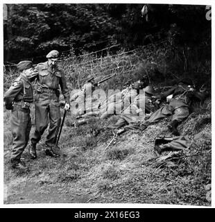 LIEUTENANT GENERAL SCHREIBER VISITS KENT HOME GUARD - Lieutenant General Schreiber watching Home Guards taking part in a wood fighting exercise - 8th Kent Home Guard British Army Stock Photo