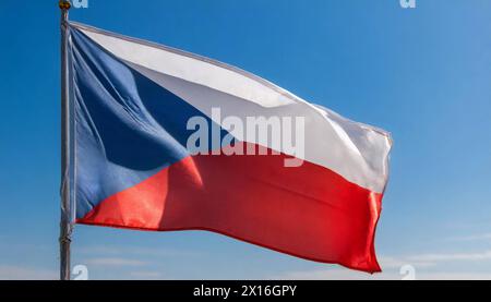 Die Fahne von Tschechei, Tschechien, Tschechische Republik, flattert im Wind, isoliert gegen blauer Himmel Stock Photo