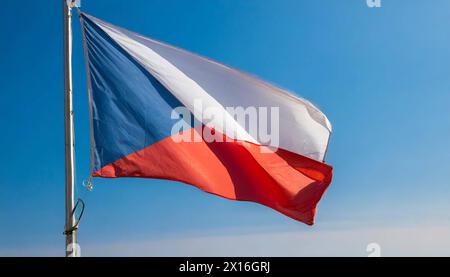 Die Fahne von Tschechei, Tschechien, Tschechische Republik, flattert im Wind, isoliert gegen blauer Himmel Stock Photo