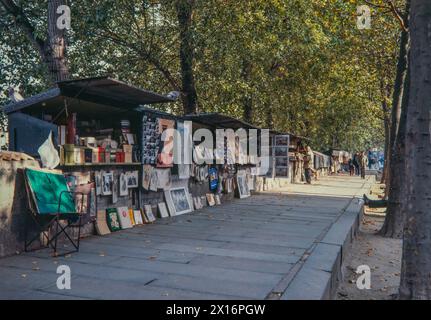 Les Bouquinistes, riverside booksellers, Paris, France Stock Photo