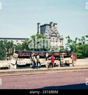 Les Bouquinistes, riverside booksellers, Paris, France Stock Photo