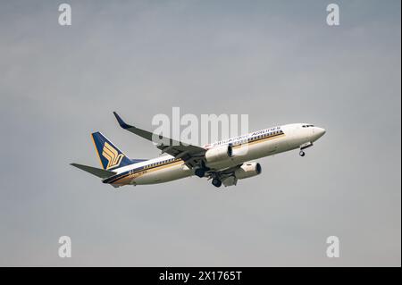 15.07.2023, Singapore, Republic of Singapore, Asia - A Singapore Airlines (SIA) Boeing 737-800 passenger jet approaches Changi Airport for landing. Stock Photo