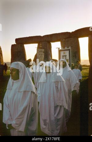 Pagan worship UK 1970s. Druids celebrate the summer solstice at ...