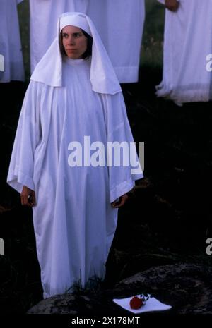 Summer solstice June 21st 1970s UK. Druids gather at Stonehenge an ancient prehistoric monument. They gather the night before and perform druidic pagan rituals throughout the night. Salisbury Plain. Wiltshire England. Circa 1975 HOMER SYKES Stock Photo