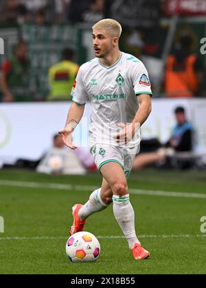 Romano Schmid (SV Werder Bremen, 20), Timo Becker (Holstein Kiel, 17) GER, Holstein Kiel vs