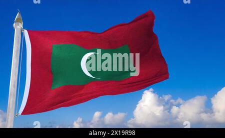 Die Fahne von Malediven, flattert im Wind, isoliert, gegen den blauen Himmel Stock Photo