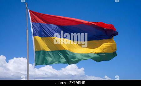 Die Fahne von Mauritius, flattert im Wind, isoliert, gegen den blauen Himmel Stock Photo