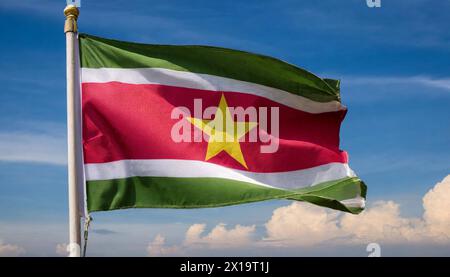 Die Fahne von Suriname, flattert im Wind, isoliert, gegen den blauen Himmel Stock Photo