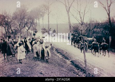 French children waving to American troops marching in Soulouse, France WW1 1918 Stock Photo