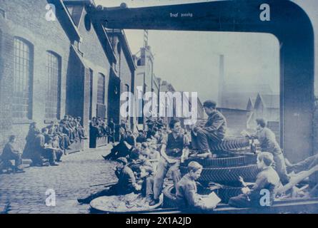 Young Germans' lunchtime at a munitions factory during WW1, Germany 1918 Stock Photo