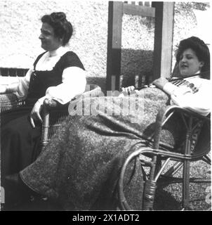 Alma grinder, in the rocking chair, next to of her sitting the sister of kolo Moser., 1900 - 19000101 PD55678 - Rechteinfo: Rights Managed (RM) Stock Photo