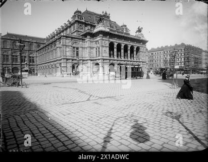 Vienna 1, opera, view across the ring diagonally across from the right. horse bus in the middleground, 1900 - 19000101 PD55758 - Rechteinfo: Rights Managed (RM) Stock Photo