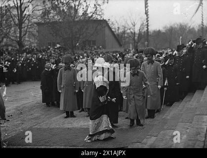 Opening of the Kaiser-Jubilaeums-Kirche (Kaiser-Jubilaeum Church), church on the Erzherzog-Karl- (today: Mexico- )Platz near the Reichsbruecke (Imperial bridge). emperor Franz Joseph I together with archduchess Marie Therese and Carlos prince Clary in front of the church way, behind The archduke Franz Ferdinand, Charles Franz Joseph (subsequently emperor Charles I) and Eugene., 02.11.1913 - 19131102 PD0004 - Rechteinfo: Rights Managed (RM) Stock Photo