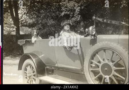 Durieux, Tilla, in the convertible sitting., 1920 - 19200101 PD2307 - Rechteinfo: Rights Managed (RM) Stock Photo
