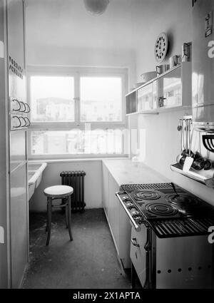 Vienna 13, experimental housing estate initiated by a Werkbund, house number 20: kitchen. amenity Walter Loos, 1930 - 19300101 PD9286 - Rechteinfo: Rights Managed (RM) Stock Photo