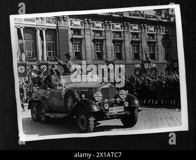 Adolf Hitler, standing in his vehicle, in front of the ball room section the Hofburg Palace 15.3.1938 - 19380315 PD0095 - Rechteinfo: Rights Managed (RM) Stock Photo