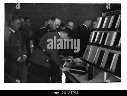 Opening of the book exhibition in the Hofburg Palace, Baldur von Schirach surveying the book exhibition, left-wing gauleiter Globocnik, 3.11.1938 - 19381103 PD0011 - Rechteinfo: Rights Managed (RM) Stock Photo