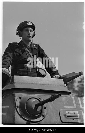 Tank in Moedling, 30.04.1940 - 19400430 PD0011 - Rechteinfo: Rights Managed (RM) Stock Photo