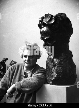 Gustinus Ambrosi +1975, in his working rooms., 04.06.1949 - 19490604 PD0012 - Rechteinfo: Rights Managed (RM) Stock Photo
