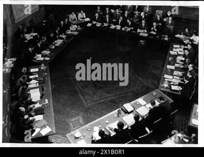 Conference of ambassadors, conference of ambassadors in the house of the industry negotiating table from top - first five tables, Austria taking at the consultation part, 1955 - 19550101 PD5014 - Rechteinfo: Rights Managed (RM) Stock Photo