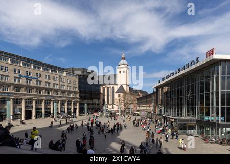 Tourists crowding the plaza in front of Cologne main Railway Station Stock Photo