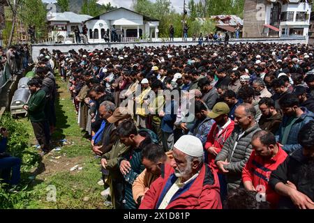 Srinagar, India. 16th Apr, 2024. Relatives and residents offer funeral prayers of victims who died after a boat capsized in Jhelum river on the outskirts of Srinagar. A boat carrying a group of people has capsized in a river, drowning six of them. Most of the passengers were children on their way to school, and rescuers are searching for the missing. (Photo by Saqib Majeed/SOPA Images/Sipa USA) Credit: Sipa USA/Alamy Live News Stock Photo
