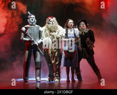 l-r: Adam Cooper (Tin Man), Gary Wilmot (Cowardly Lion), Sian Brooke (Dorothy), Hilton McRae (Scarecrow) in THE WIZARD OF OZ at the Royal Festival Hall, Southbank Centre, London SE1  29/07/2008 after the novel by by L. Frank Baum  music & lyrics: Harold Arlen & E. Y. Harburg   adapted by John Kane for the RSC  design: Michael Vale  lighting: Mike Gunning  choreography: Nick Winston  director: Jude Kelly  Royal Festival Hall (RFH), Southbank Centre, London SE1    29/07/2008 Stock Photo