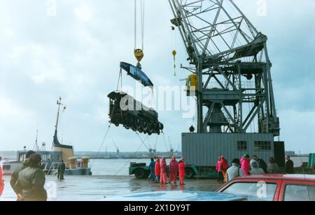 Steam locomotive Flying Scotsman being unloaded from the French container ship CGM La Perouse at Tilbury Docks, upon return from Australia. The loco had travelled around the country whilst taking part in Australia's Bicentennial celebrations in 1988. LNER Class A3 4472 Flying Scotsman Stock Photo