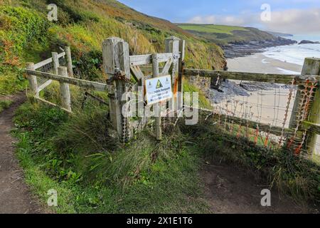 A sign on a footpath that has been closed due to coastal erosion above Kenneggy Sand or Kenneggy Sands, a remote beach in Cornwall, England, UK Stock Photo
