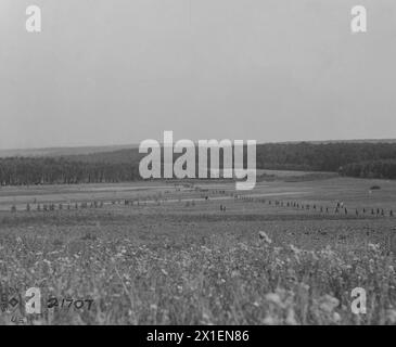 Troops of the 1st battalion, 148th regiment, infantry, 74th brigade, 37th division, advacning in formation near Gleacourt, France ca. 1918 Stock Photo