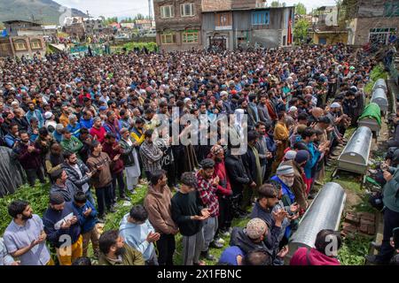 Srinagar, Jammu And Kashmir, India. 16th Apr, 2024. Relatives and residents offer a funeral prayers after a boat carrying people, including children, capsized in the Jhelum River in the outskirts of Srinagar. At least six people died and 19 were missing after the boat capsized in the Jhelum River near Srinagar, with most of the passengers were children on their way to school. (Credit Image: © Faisal Bashir/Pacific Press via ZUMA Press Wire) EDITORIAL USAGE ONLY! Not for Commercial USAGE! Stock Photo