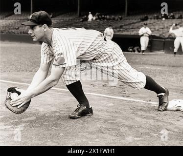 1938 , NEW YORK , USA : The celebrated american baseball player LOU GEHRIG (  1903 - 1941 ) player of the New York Yankees , nicknamde THE IRON HORSE . He was an All-Star seven consecutive times . Unknown photographer . - FOTO STORICHE - HISTORY - portrait - ritratto - SPORT - ATLETA  - athlet - BASEBALL - hat - cappello - guantone - glove - stadio - stadium  --- Archivio GBB Stock Photo