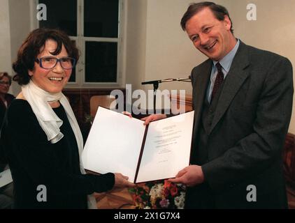 The austrian artist Maria Lassnig will be recipient of the Golden Lion for Lifetime Achievement of the 55th International Art Exhibition. The decision has been made by the Board of la Biennale di Venezia, chaired by Paolo Baratta, following the proposal of the curator of the 55th International Exhibition, Massimiliano Gioni.- In this picture: The artist Maria Lassnig was awarded with the Oskar-Kokoschka prize by the minister Caspar Einem on March 1st 1998. - 19980301 PD0010 - Rechteinfo: Rights Managed (RM) Stock Photo