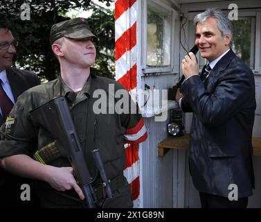 Austrian Armed Forces: Controversy over soldiers in border region Loipersbach. Picture: Chancellor Werner Faymann (R) and Defence Minister Norbert Darabos (L) on a visit, captured on May 28th 2009. - 20090528 PD0819 - Rechteinfo: Rights Managed (RM) Stock Photo