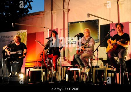 British-American rock band 'Foreigner' (from left to right) Jeff Pilson,Kelly Hansen, Mick Jones und Tom Gimbel) during a concert on the occasion of the presentation of their new CD 'Can't slow down' in Vienna Volksgarten on 20 Juli 2010. - 20100720 PD6498 - Rechteinfo: Rights Managed (RM) Stock Photo