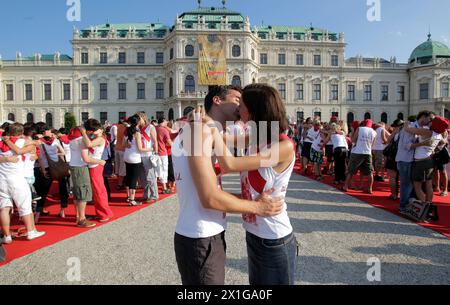 Austria - 'Kiss@Belvedere' - Initiative on the occasion of the International World Aids Conference in Vienna - More than 1000 people gathered in front of Belvedere Castle in Vienna to kiss, on 21 July 2010. - BS004947 - 20100721 PD8068 - Rechteinfo: Rights Managed (RM) Stock Photo