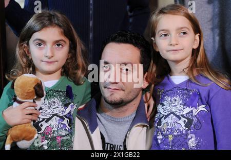 Kosovar father August Komani (C) and his eight-year-old daughters Daniella and Dorentina Komani in a press conference of the association 'Purple Sheep' after they returned to Austria after they were deported earlier this month, on 22 October 2010. The deportation and the fact that the girls were taken into custody before deportation has sparked debate, with critics calling the move heartless and inhumane. - 20101022 PD0839 - Rechteinfo: Rights Managed (RM) Stock Photo