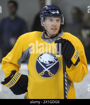 Buffalo Sabres' Thomas Vanek of Austria battles for the puck against ...