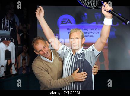 Austrian tennis player Thomas Muster poses next to his wax figure in Vienna Madame Tussaudes on 28 October 2011. - 20111028 PD0403 - Rechteinfo: Rights Managed (RM) Stock Photo