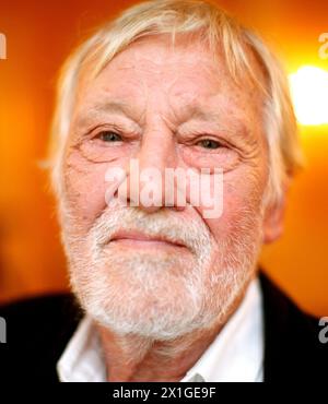 Actor, presenter, writer, translator and director Dietmar Schönherr  received the the 'Austrian Cross of Honor for Science and Art 1st Class' in Vienna on 24 November 2011. - 20111124 PD1284 - Rechteinfo: Rights Managed (RM) Stock Photo