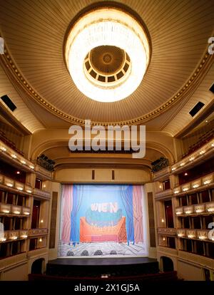 Vienna - A Real Bigger Picture - The British artist David Hockney's artwork 'Wien Musik' decorates the Eiserne Vorhang at the Vienna State Opera in the year 2012/13. PICTURE: taken on 20th November 2012. - 20121120 PD1223 - Rechteinfo: Rights Managed (RM) Stock Photo