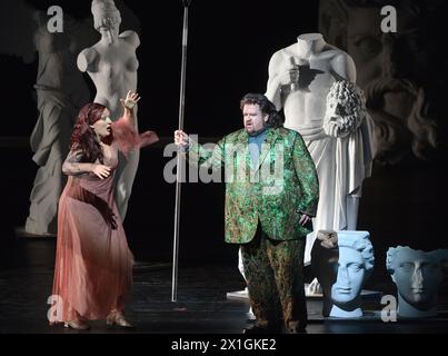 Salzburg - Opera 'Parsifal' by Richard Wagner rehearsals at Großes (Grosses) Festspielhaus on 18th March 2013. Premiere is on 23rd March 2013. PICTURE:  Michaela Schuster (l.) as Kundry and Johan Botha as Parsifal - 20130318 PD3729 - Rechteinfo: Rights Managed (RM) Stock Photo