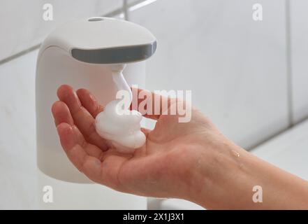 Hygiene - boy washes his hands during the corona crisis, in Vienna, Austria, on 26 th March 2020. - 20200326 PD9699 - Rechteinfo: Rights Managed (RM) Stock Photo