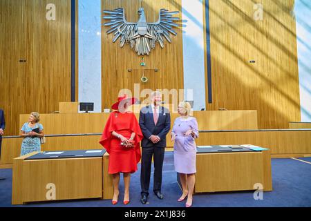 King Willem-Alexander (C), and Queen Maxima (L) of the Netherlands chat with Doris Bures (R), Second President of the Austrian National Council as they visit the newly renovated parliament building in Vienna, Austria on June 27, 2022. The Dutch Royal couple has arrived to Austria for a three-day state visit. - 20220627 PD8435 - Rechteinfo: Rights Managed (RM) Stock Photo