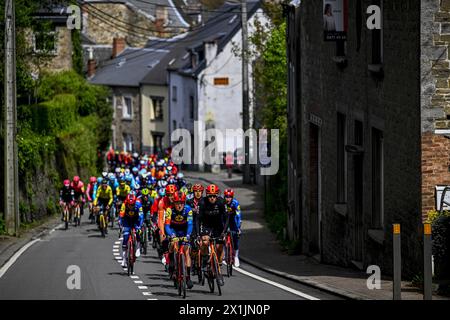 Huy, Belgium. 17th Apr, 2024. The peloton pictured during the men's race of the 'La Fleche Wallonne', one day cycling race (Waalse Pijl - Walloon Arrow), 199 km from Charleroi to Huy, Wednesday 17 April 2024. BELGA PHOTO JASPER JACOBS Credit: Belga News Agency/Alamy Live News Stock Photo