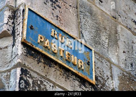 Old street sign with the inscription 'Rue Pasteur' in Tonnerre, Bourgogne, France Stock Photo