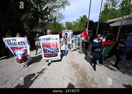 Venedig, Italy. 17th Apr, 2024. Demonstrators with Palestinian flags protest at the pre-opening in the Giardini on the grounds of the Art Biennale in Venice. The Biennale Arte opens on 20.04.2024 and runs until 24.11.2024. Credit: Felix Hörhager/dpa/Alamy Live News Stock Photo