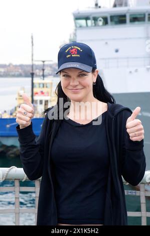 Pauley Perrette who plays NCIS Forensics expert Abby Sciuto meets her Australian equivalents, Garden Island, Sydney-Australia.1/6/10.Paul Lovelace Pho Stock Photo