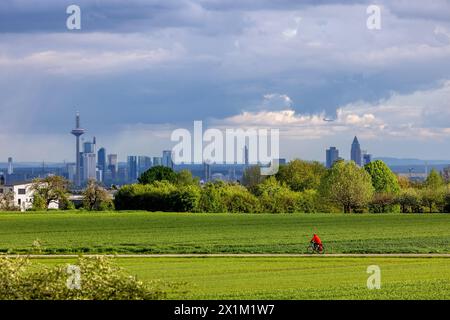 Blick nach Frankfurt Die Skyline von Frankfurt am Main ist am Abend von Oberursel aus zu sehen, am Himmel ziehen dunkle Wolken eines Schauers vorbei., Oberursel Hessen Deutschland *** View to Frankfurt The skyline of Frankfurt am Main can be seen in the evening from Oberursel, dark clouds of a shower pass by in the sky , Oberursel Hessen Germany Stock Photo