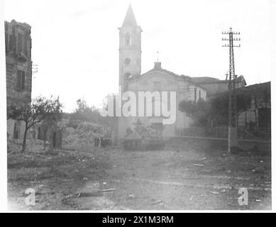 ITALY : EIGHTH ARMY ENTRY INTO ORTONA - Scenes in the town of Ortona after the partial occupation by Canadian tanks and infantry, British Army Stock Photo